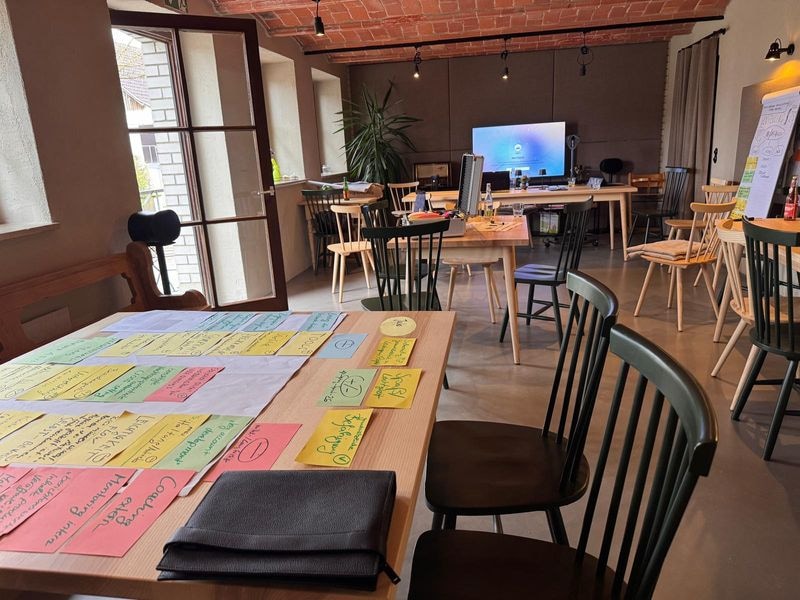 Workshop-Tisch mit bunten Moderations-Karten im tobel1853 — Team-Offsite im Allgäu