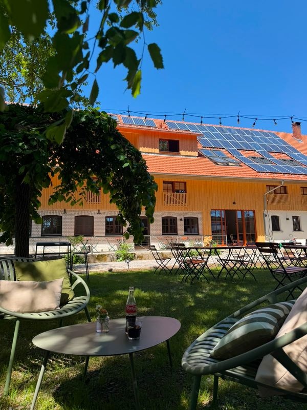 tobel1853 Einblick - Gartenlounge mit Blick auf das Haus