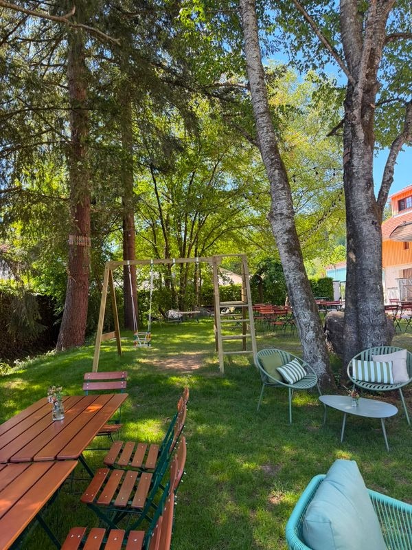 tobel1853 Einblick - Garten mit Schaukel und Biergarnitur unter Bäumen